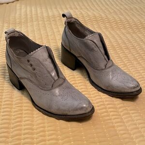 Freebird by Steven - Sadie size 9 - grey (distressed) - gently used